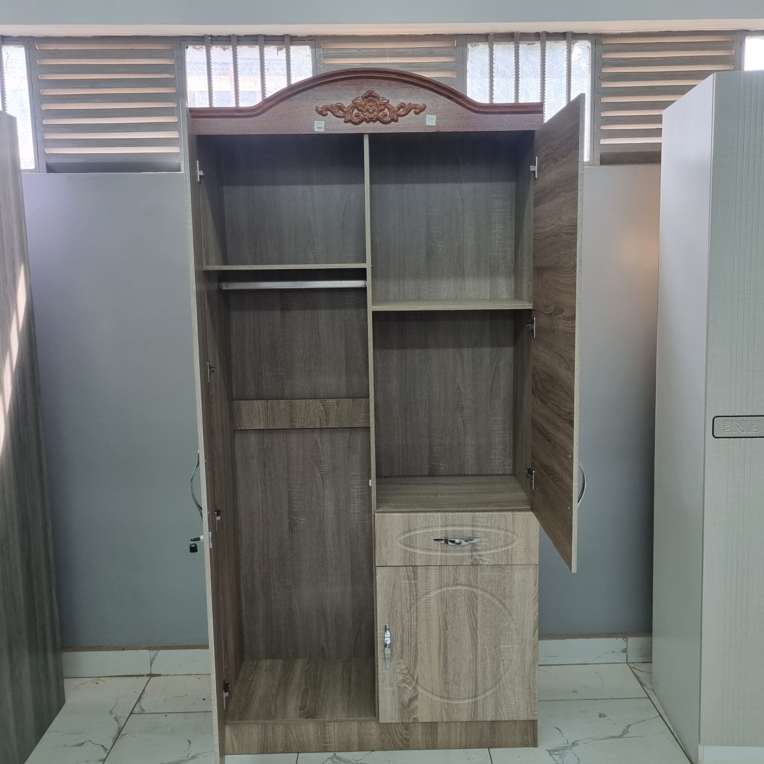 UH Wardrobe 9472-2